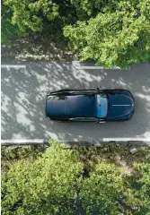  ??  ?? Ci-dessus : la Black Badge ne concède rien au luxe et au confort qu’offre une Rolls-royce, mais cette Wraith parvient tout de même à se montrer dynamique.