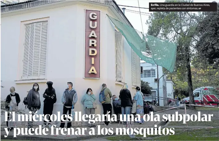  ?? AP ?? En fila. Una guardia en la Ciudad de Buenos Aires, ayer, repleta de pacientes con síntomas.