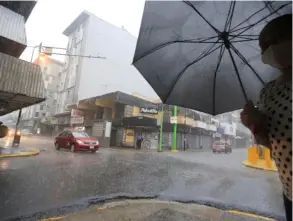  ?? RAFAEL PACHECO ?? Paraguas y sombrillas serán necesarios, especialme­nte por las tardes, desde hoy hasta el domingo.