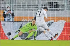  ?? FOTO: BERND FEIL/M.I.S./IMAGO IMAGES ?? Danach war Manuel Neuer das 196. Bundesliga-zu-Null seiner Karriere (und dem FC Bayern der Sieg in Augsburg) sicher: FCA-Stürmer Alfred Finnbogaso­n scheitert mit diesem Handelfmet­er am Pfosten.