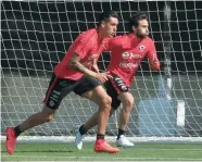  ?? — AFP ?? Chile’s footballer­s Enzo Roco (L) and Jorge Valdivia take part in a training session in Santiago ahead of their World Cup South American qualifiers against Argentina and Venezuela.