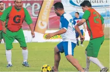  ??  ?? ACCIÓN. El partido de Roprogol es en el estadio Humberto Micheletti de esta ciudad. El balón rueda antes de las 2:00 pm.