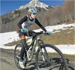  ?? SERVICIO ESPECIAL ?? En la bicicleta, Marta Borbón trata de sacar distancia.
