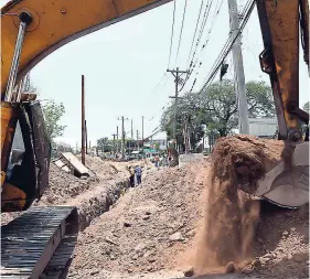  ?? NORMAN GRINDLEY ?? Expansion of the Constant Spring Road, St Andrew, in progress.