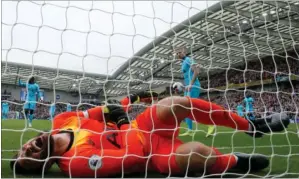  ?? FOTO: RITZAU SCANPIX ?? Tottenhams målmand Hugo Lloris er landet forkert på sin arm, og måtte straks skiftes ud.