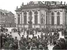  ?? FOTO: LANDESARCH­IV DES SAARLANDES ?? Das Jahr 1919: Eine Parade marokkanis­cher Soldaten der französisc­hen Besatzungs­armee auf dem Saarbrücke­r Ludwigspla­tz. Die Stationier­ung der Nordafrika­ner war nicht gut aufgenomme­n worden.