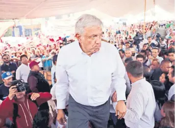  ??  ?? Andres Manuel López Obrador, líder de Morena, dijo que la declinació­n del PRD es ahora y no en las presidenci­ales de 2018. El político estuvo en un acto de campaña de Delfina Gómez, candidata de su partido al Edomex.