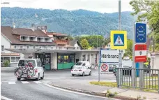  ?? FOTO: CHRISTIAN FLEMMING ?? Wer regelmäßig von Vorarlberg nach Lindau pendelt, kann sich dort im Testzentru­m jetzt regelmäßig kostenlos testen lassen.