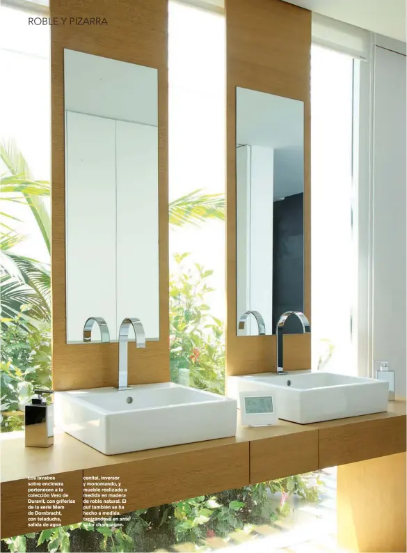  ??  ?? Los lavabos sobre encimera pertenecen a la colección Vero de Duravit, con griferías de la serie Mem de Dornbracht, con teladucha, salida de agua cenital, inversor y monomando, y mueble realizado a medida en madera de roble natural. El puf también se ha hecho a medida, tapizándos­e en ante color champagne.