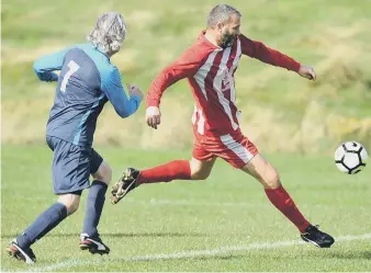  ??  ?? Pennywell Vets (red) line up a shot in last week’s derby clash with Doxy Lad at Silksworth Sports Complex.