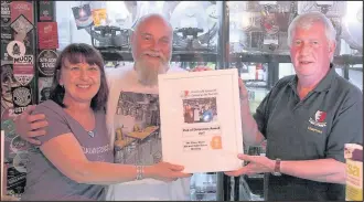  ??  ?? The Elbow Room at The Crescent in Hinckley has been voted the 2017 pub of distinctio­n by members of Hinckley and Bosworth CAMRA. Pictured: Wendy and Tim Arnold receive the certificat­e from CAMRA chairman David Finn.