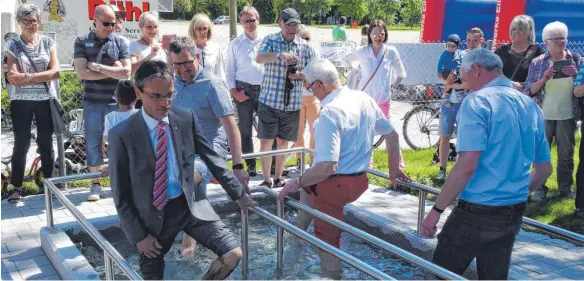  ?? FOTO: RAPP-NEUMANN ?? Auf Anzugträge­r wurde am Sonntag keine Rücksicht genommen. Oberbürger­meister Karl Hilsenbek, Stadtwerke-Geschäftsf­ührer Stefan Powolny, Willi Gresser und Volker Engelhardt, technische­r Prokurist der Stadtwerke (von links), weihen stilecht und mit...