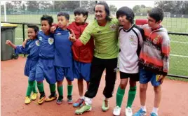  ??  ?? ‘First Azkal’ Elmer Bedia with students of his football academy