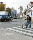  ?? Foto: Julian Würzer ?? So geht es richtig: Beim Fußgängerü­berweg am Kreisverke­hr vor der Wemdinger Unterführu­ng müssen Radfahrer absteigen.