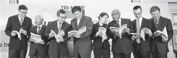  ??  ?? Hew, (fourth left) with (from left) TA Securities Holdings vice president of Corporate Finance Wong Chan Han, Tri-Mode independen­t non-executive director Wai Wah Kwan, TA Securities Holdings executive director of Operations Tah Heong Beng, Tri-Mode...