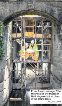  ?? JOEL GOODMAN ?? Project team manager Clive Mitchell and site manager Matt Maguire look at plans in the drained lock