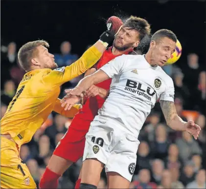  ?? / JOSÉ JORDÁN (AFP) ?? Vaclik golpea a Sergi Gómez en un salto con Rodrigo.