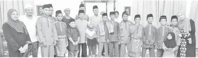  ??  ?? MUSBAH (enam kiri) merakam gambar bersama 20 anak yatim serta yang lain.