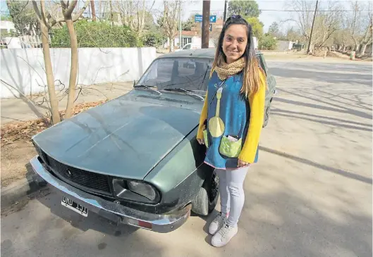  ?? CÁCERES ?? La “seño” Bianca y su viejo Renault. La semana pasada no la dejaron pasar por un peaje porque se había olvidado la plata.