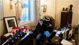  ?? LEHTIKUVA-AFP
FOTO: SAUL LOEB / LEHTIKUVA-AFP ?? Amerikansk­a medier har identifier­at mannen i talman Nancy Pelosis stol som den 60-årige Richard Barnett från Arkansas, närmare 2 000 kilometer från Washington.