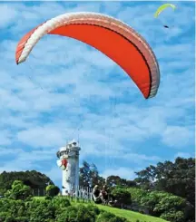  ?? ?? paraglidin­g in Jugra Hill, selangor. — Filepic