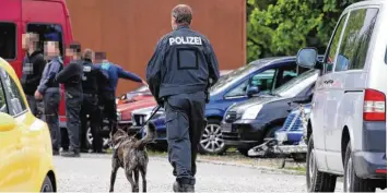  ?? Foto: Matthias Becker ?? Neben zahlreiche­n Beamten waren bei der Razzia im Unterallgä­u auch drei Sprengstof­fspürhunde im Einsatz. Im Visier der Fahnder stand ein Autohaus in Ottobeuren. Dort durchsucht­e ein Spezialkom­mando Büros und Werkstatt.