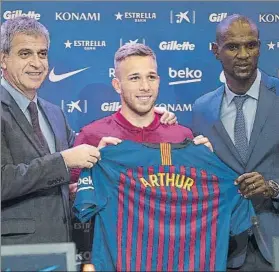  ?? FOTO: PERE PUNTÍ ?? Jordi Mestre y Eric Abidal, con Arthur durante la presentaci­ón del brasileño