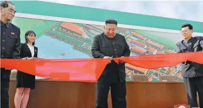  ??  ?? Nordkoreas Diktator Kim Jong-un bei seinem ersten öffentlich­en Auftritt nach vielen Wochen