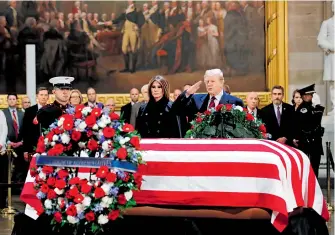  ?? REUTERS ?? El presidente de EU, Donald Trump, y su esposa Melania rindieron homenaje ante el féretro con los restos mortales de George H. W. Bush/