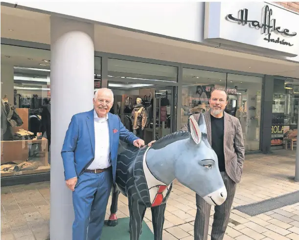  ?? FOTO: MICHAEL ELSING ?? Karl-Heinz und Marc Haffke vor dem Geschäft in Wesel.