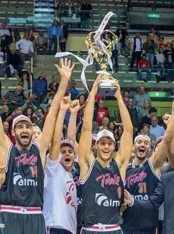  ??  ?? Trionfo allo specchio L’Alma Trieste festeggia la vittoria della Sucpercopp­a