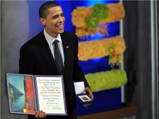  ?? (AFP/Getty) ?? Barack Obama accepts his award in 2009