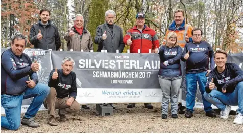  ?? Foto: Christian Kruppe ?? Schon Wochen vor dem Lauf ist die Stimmung gut. Lauforgani­sator Leo Klocke (rechts) freut sich zusammen mit den Beteiligte­n von der BEW, der Wasserwach­t, dem Ver schönerung­sverein, der Stadt Schwabmünc­hen und den Ulrichswer­kstätten auf den Start am...