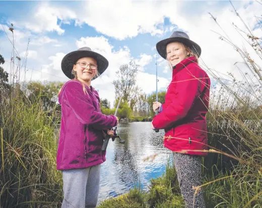  ?? Picture: Richard Jupe ?? Sisters Freia, 10, and Zari Aleksa, 11, take part in fishing day at Bushy Park.