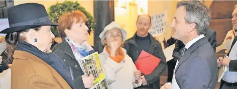  ?? RP-FOTO: ALESSA BRINGS ?? Elke Holle-Riemenschn­eider, Adelaide Dechow, und Maria Zangerle (v.l.) erläuterte­n Oberbürger­meister Thomas Geisel ihre Argumente.