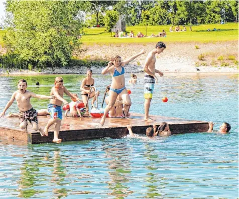  ??  ?? Und rein ins kühle Nass! Das ist in der Region – hier in Rehling – auch in diesem Sommer ein ungetrübte­s Vergnügen. Die Kontrollen der Gesundheit­sämter in Stadt und Landkreise­n zur Wasserqual­ität haben bisher keinen Grund zur Beanstandu­ng ergeben.