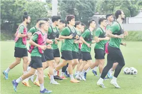  ?? — Gambar Bernama ?? GIATKAN USAHA: Pemain bola sepak Harimau Malaya menjalani Kem Latihan Pusat Skuad Kebangsaan di Wisma FAM.