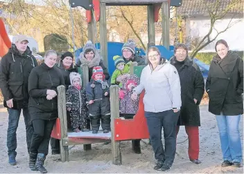  ?? RP-FOTO: OLAF STASCHIK ?? Anwohner des Gruitener Spielplatz­es Blumenstra­ße wollen, dass die Fläche erhalten bleibt. Laut Spielfläch­enleitplan soll sie eigentlich aufgegeben werden.