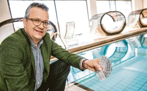  ?? Foto: Benedikt Siegert ?? Andreas Eggensberg­er würde gerne alle Plastikver­packungen aus seinem Hotel verbannen. Doch bei manchen Dingen sind ihm die Hände gebunden. Wie bei diesen kleinen Tabletten, mit denen er sechsmal am Tag das Schwimmwas­ser prüfen muss – das schreibt eine neue Verordnung vor.