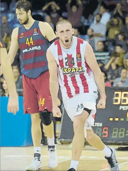  ?? FOTO: MANEL MONTILLA ?? Lojeski celebra una canasta en el Palau. El alero americano sopesa su incorporac­ión a una franquicia NBA