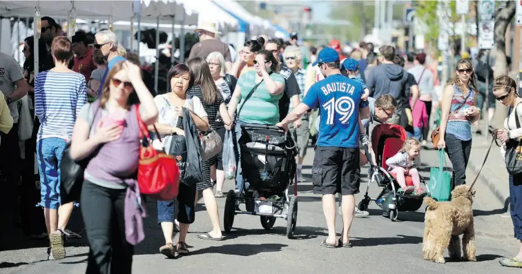  ?? John Lucas/ Edmonton Journal ?? Crowds at the City Market downtown find an increasing array of crafts, along with produce and prepared foods.