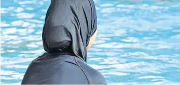  ?? Foto: Rolf Haid, dpa ?? Der Ganzkörper-Badeanzug, auch Burkini genannt, soll muslimisch­en Frauen ermögliche­n, trotz Verschleie­rung baden zu gehen. Mehrere Gemeinden in Frankreich hatten den Burkini verboten.