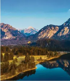  ?? Foto: Benedikt Siegert ?? Freie Sichtachse auf Schloss Neuschwans­tein. Die Rundtour beginnt am Schwansee.