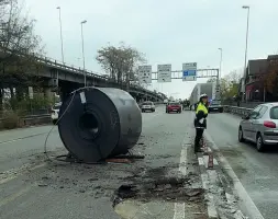  ??  ?? L’incidente Il carico del camion non era agganciato bene ed è caduto