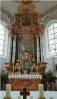  ??  ?? Die Bayersried­er Kirche besitzt einen in‰ teressante­n Hochaltar.