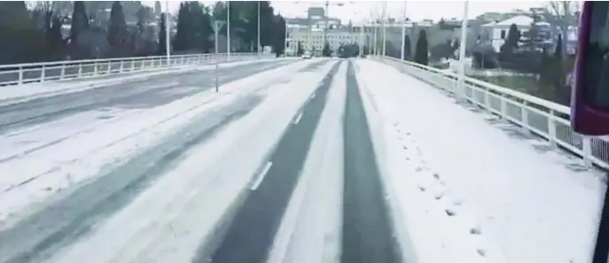  ?? TWITTER ?? Así estaba la carretera por la que tenía que transitar el Unionistas camino de Ferrol