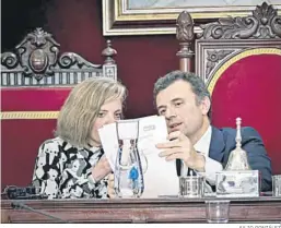 ?? JULIO GONZÁLEZ ?? El alcalde y la concejala Maite González, en un Pleno municipal.