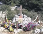  ?? (Photo M.B.L.) ?? Une stèle a été apposée au plateau du Croupatier sur le lieu où est tombé le lieutenant de vaisseau Louis Revel.