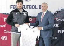  ??  ?? Rubén García, presidente de Fedofútbol entrega la camiseta oficial al selecciona­dor, José Benito Rubido.