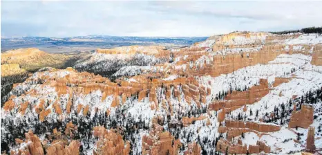  ?? FOTOS: MICHAEL JUHRAN/DPA ?? Farbkontra­ste durch Fels und Schnee: Winterlich­e Aussicht über den Bryce Canyon.